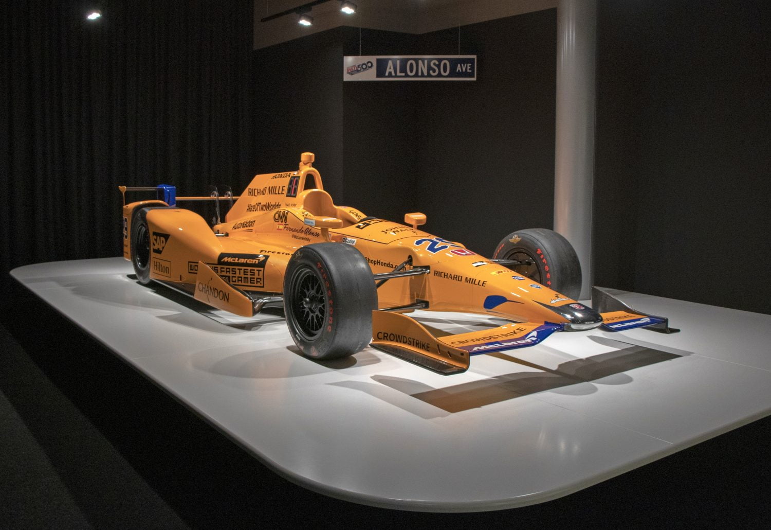 Een kijkje in de laatste ruimte van de collectie: De bolide waarmee Fernando Alonso in 2017 zijn debuut maakte in de Indy 500.