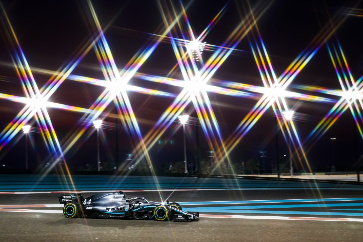 Door de lens van Peter: Een stralende Lewis Hamilton in Abu Dhabi