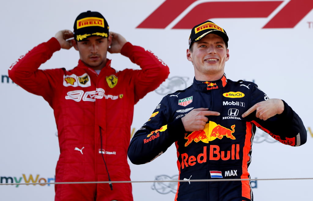 Verstappen versus Leclerc in Oostenrijk 2019. Verstappen glundert op het podium.