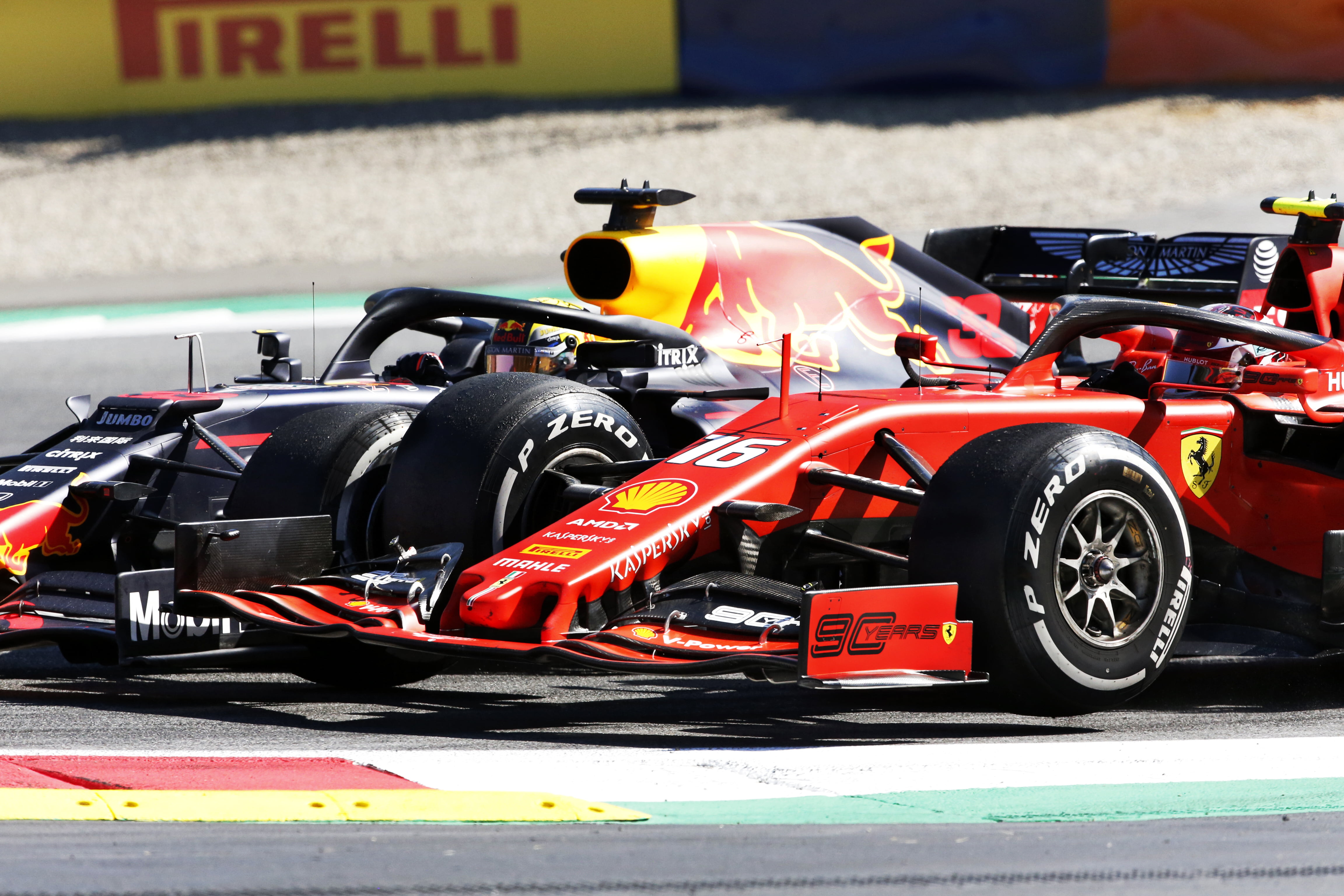 Verstappen versus Leclerc in Oostenrijk in 2019. In ronde 69 gaat de Nederlander voorbij de Monegask.