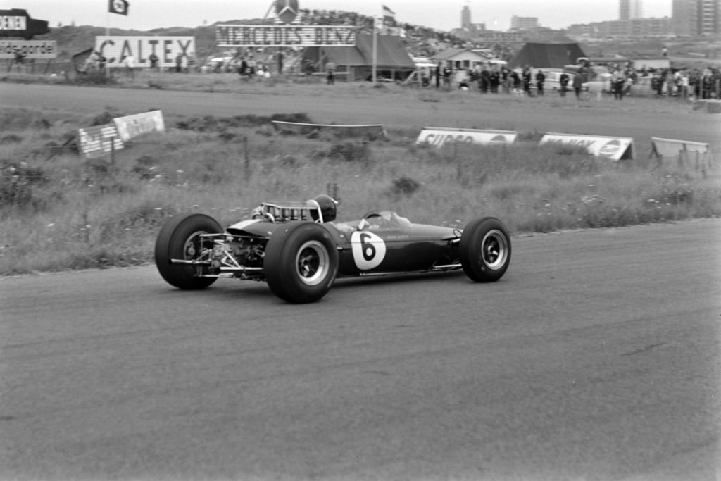 Jim Clark, winnaar van de Nederlandse GP, aan het werk in de duinen in 1965.