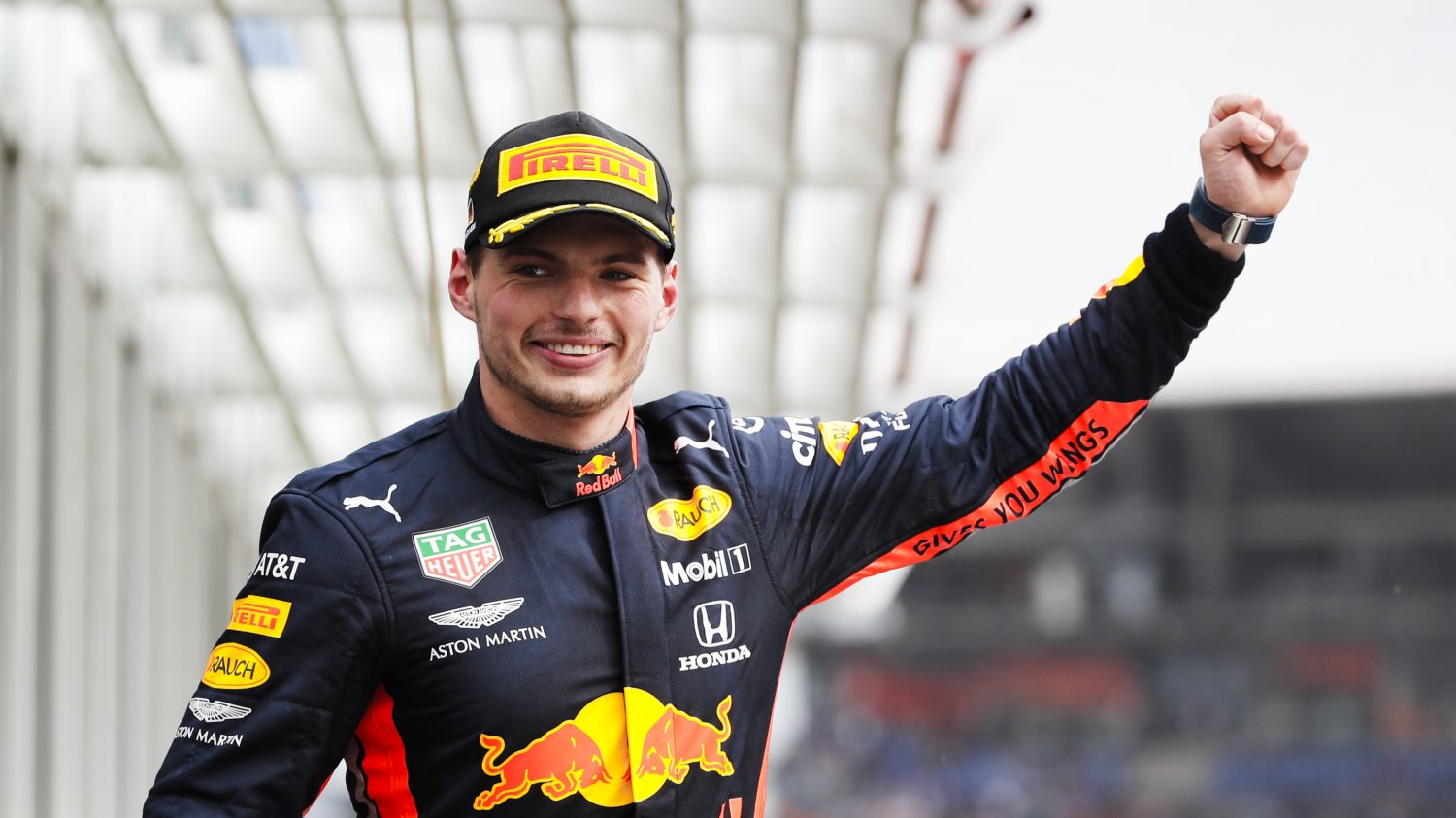 Meer simsucces voor Verstappen na felle gevechten en een race incidentje