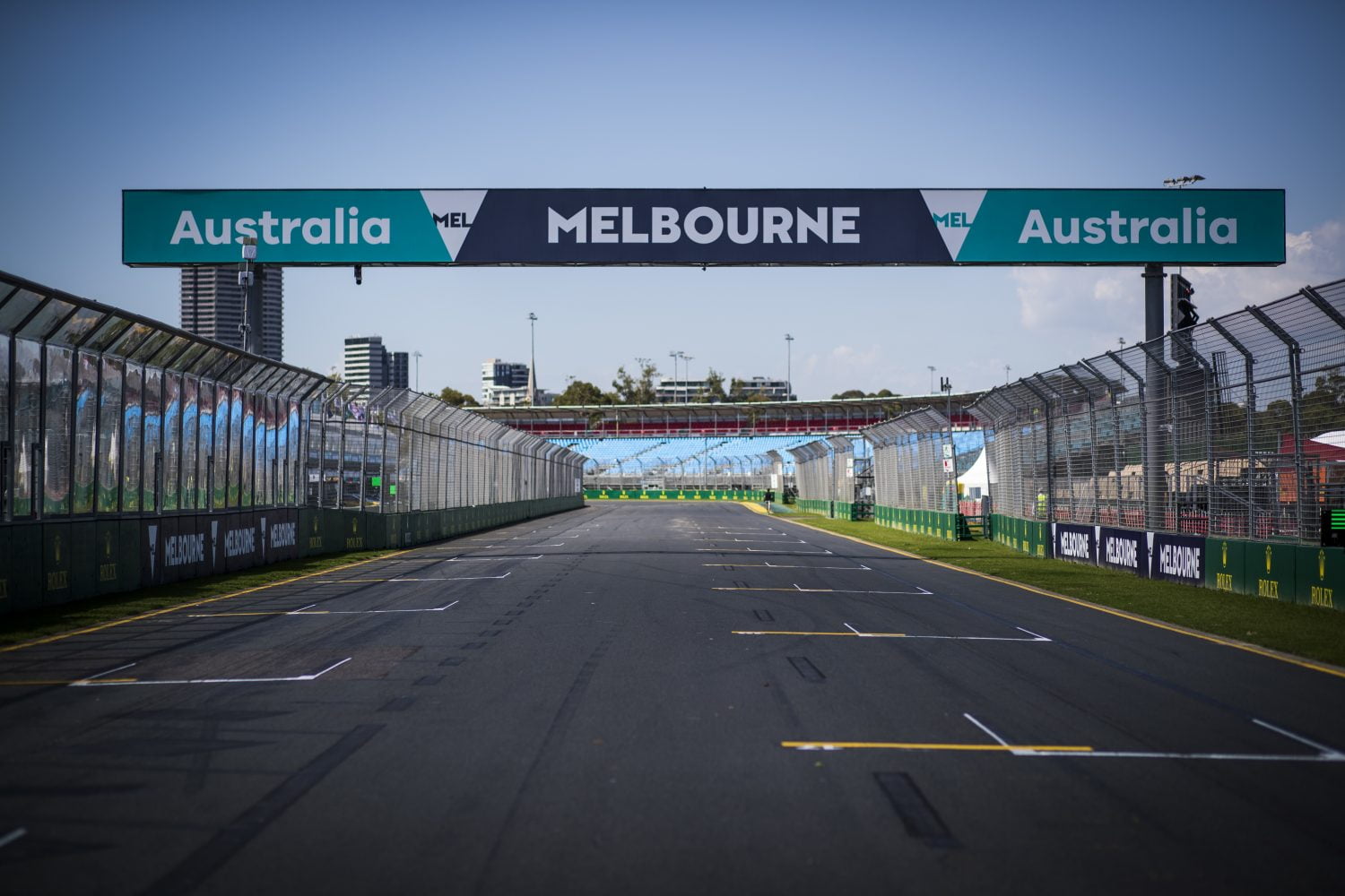 Een feestje? Formule 1 lijkt bij openingsbal in Melbourne meer op een ongenode gast