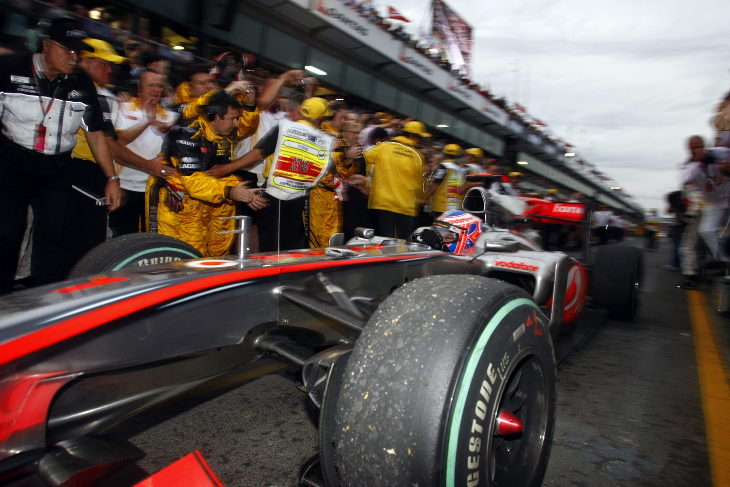 Terugblik 2010: Koele Brit Button wint spectaculaire GP Australië in typische stijl