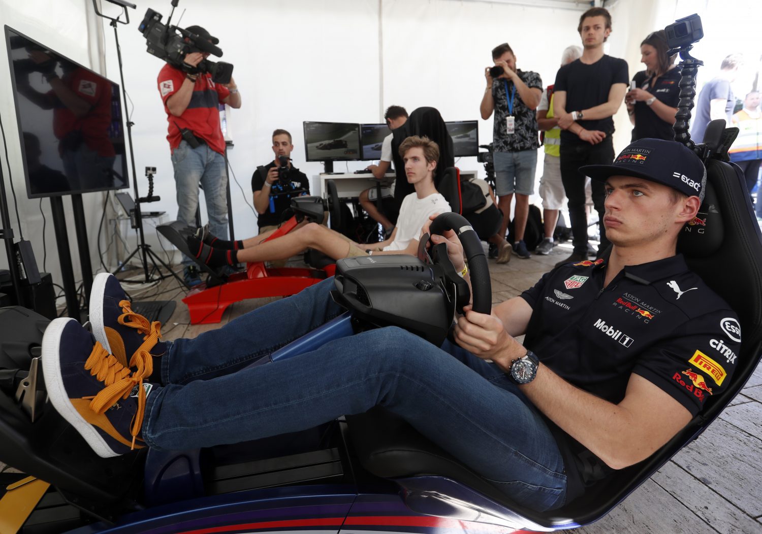 Zo komt Verstappen de GP-loze tijd door: binnen blijven, binnen trainen en heel veel simmen