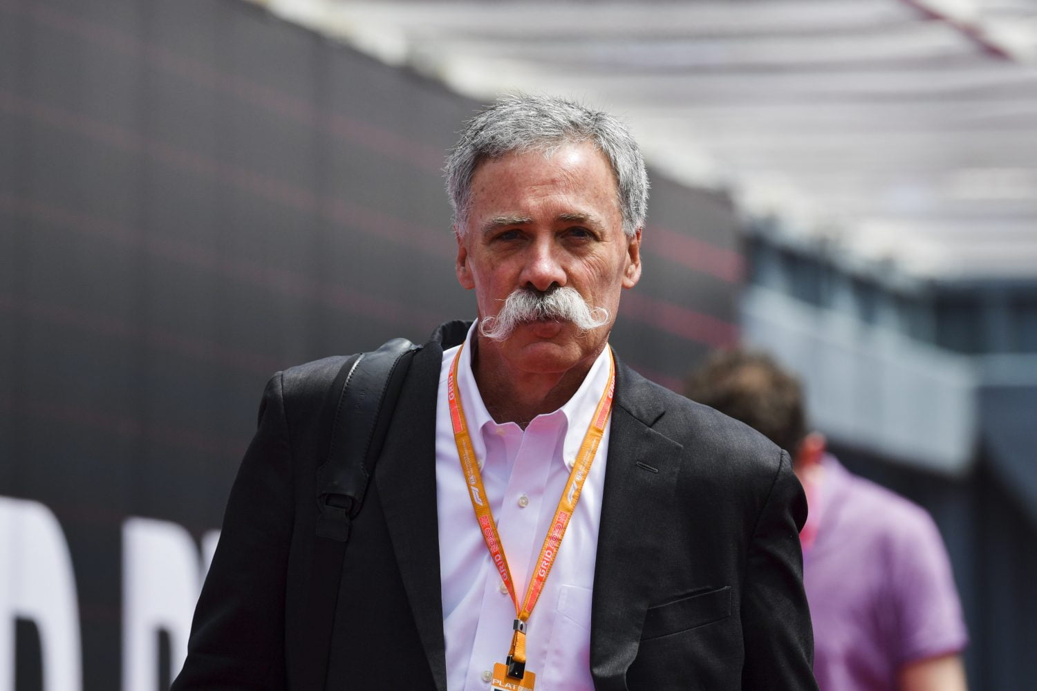 F1-organisatie volgt voorbeeld teams en stuurt personeel met verlof, ook Carey levert in