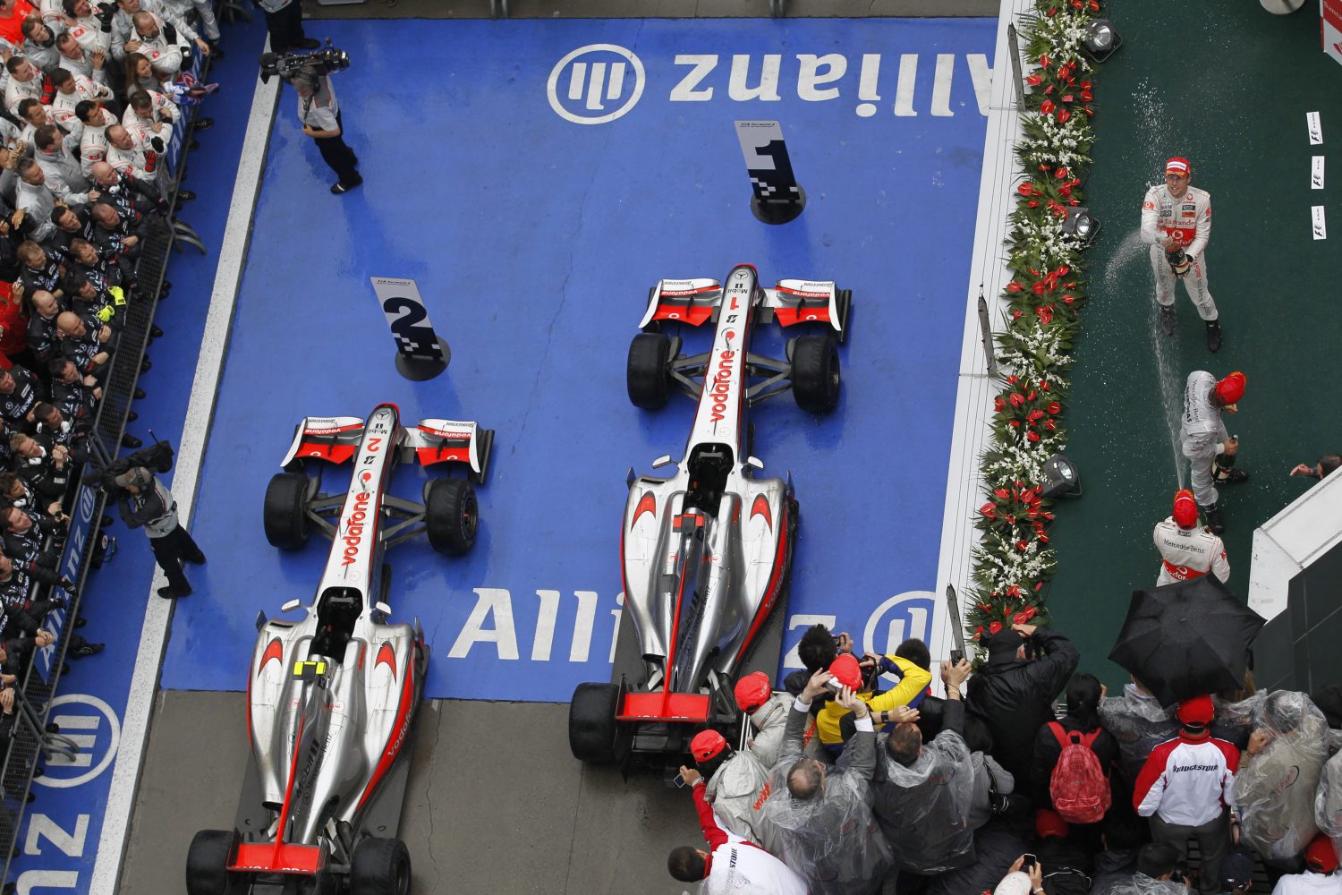 Terugblik 2010: Hamilton zorgt voor spektakel in Sjanghai, Button stijlvol naar de winst