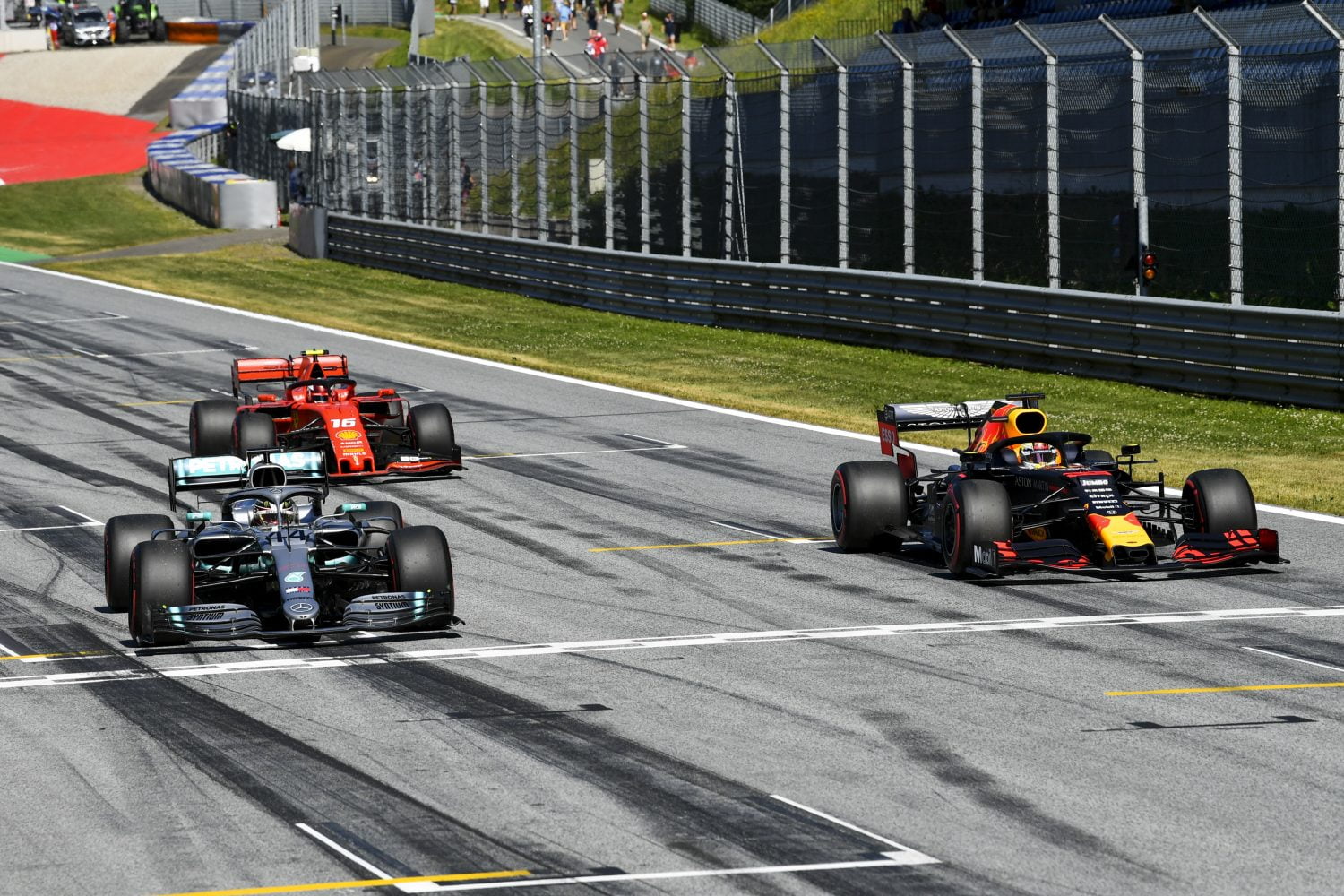 Zak Brown: ‘Red Bull zal Mercedes op de hielen zitten’