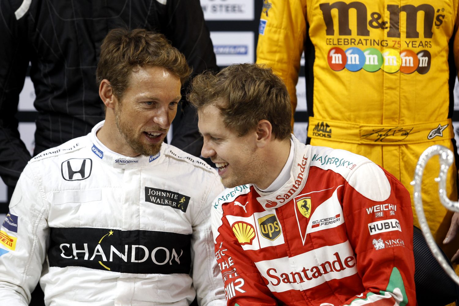 Button: ‘Ferrari is gek als ze Vettel het team uit hebben geduwd’