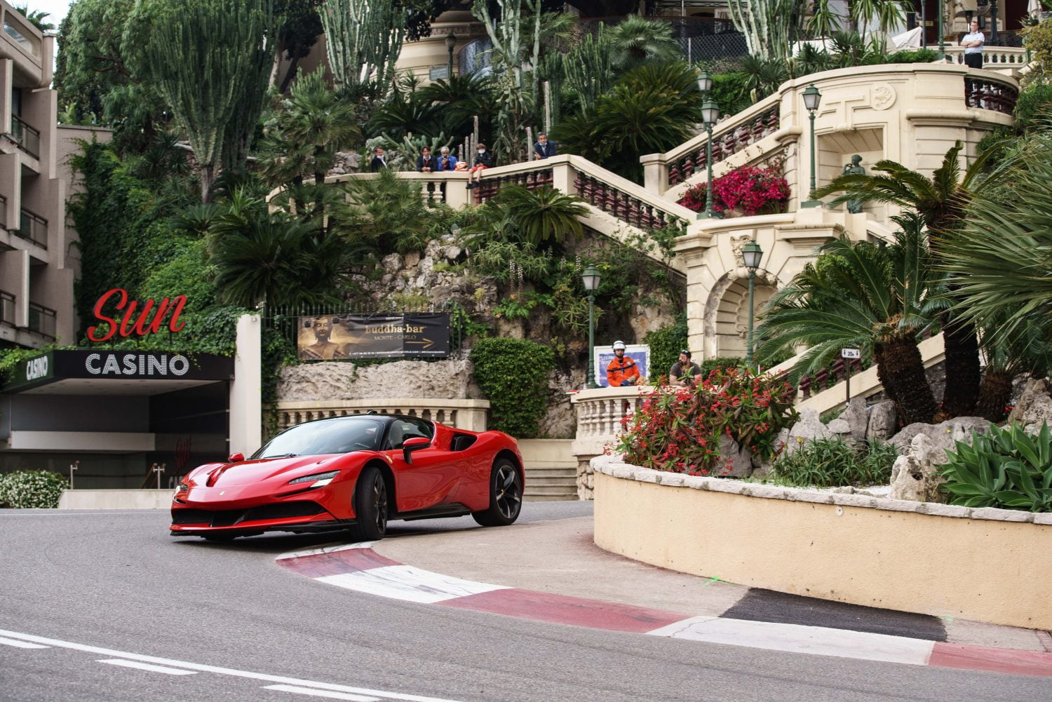 Video: Charles Leclerc heeft een rendez-vous in Monaco