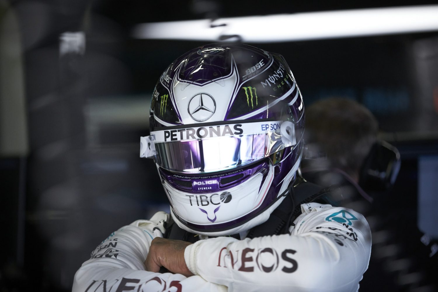 In beeld: Wereldkampioen Hamilton in actie tijdens ‘corona-training’ Silverstone