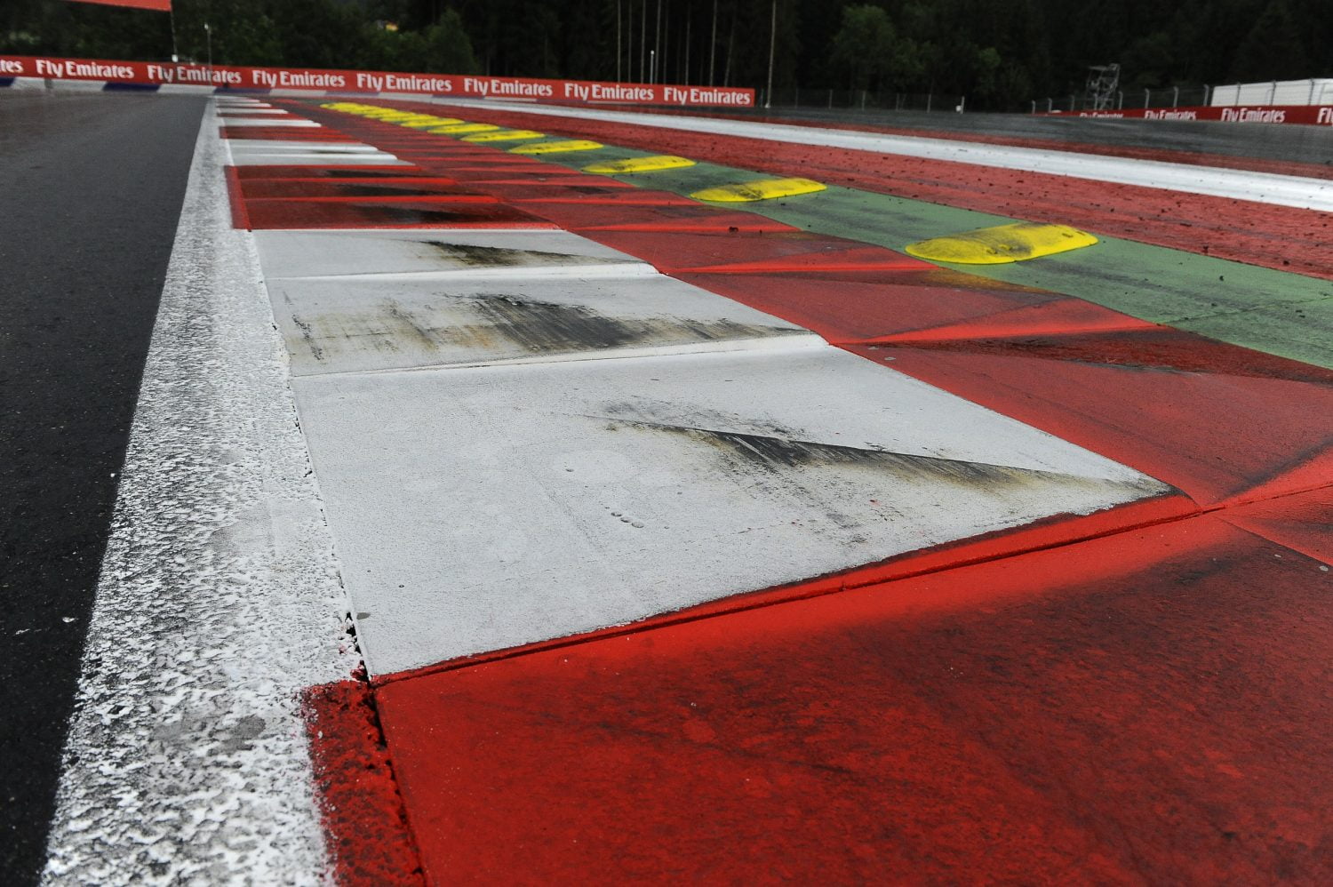 Teams werken hard aan reserveonderdelen voor dubbel op autoslopende Red Bull Ring