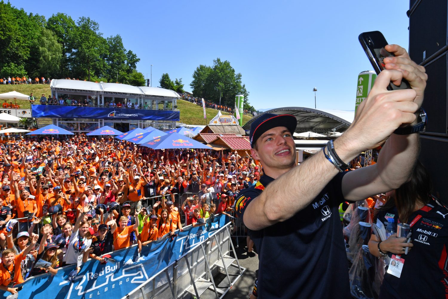 Zo was… Oostenrijk 2019: Max Verstappen geeft fans iets om te jodelen, eh juichen