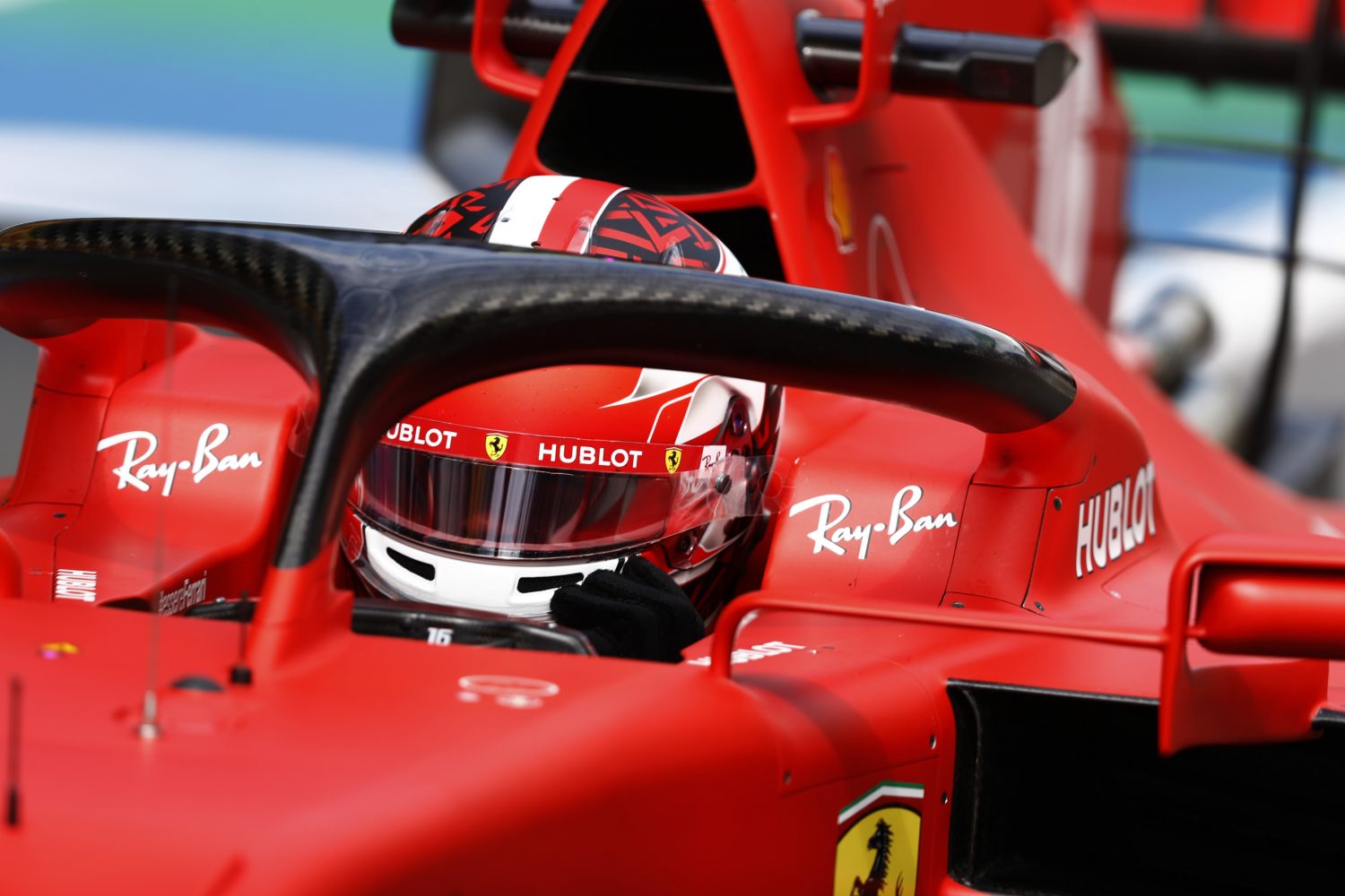 Leclerc overtuigd over boordradio: ‘Iemand raakte me vanachter’