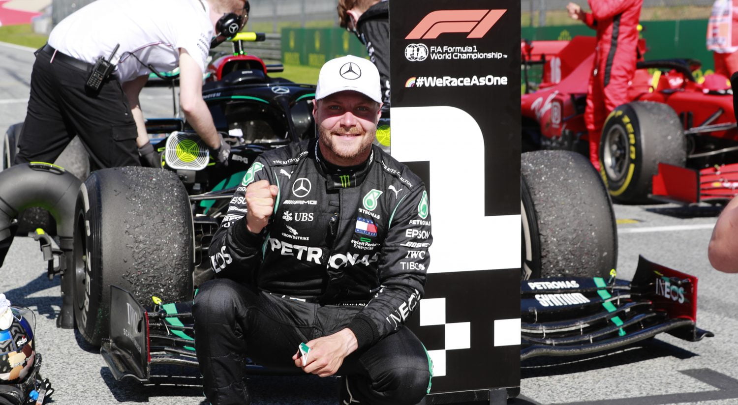 Bottas wint uitputtingsslag in Oostenrijk, Hamilton buiten podium na tijdstraf