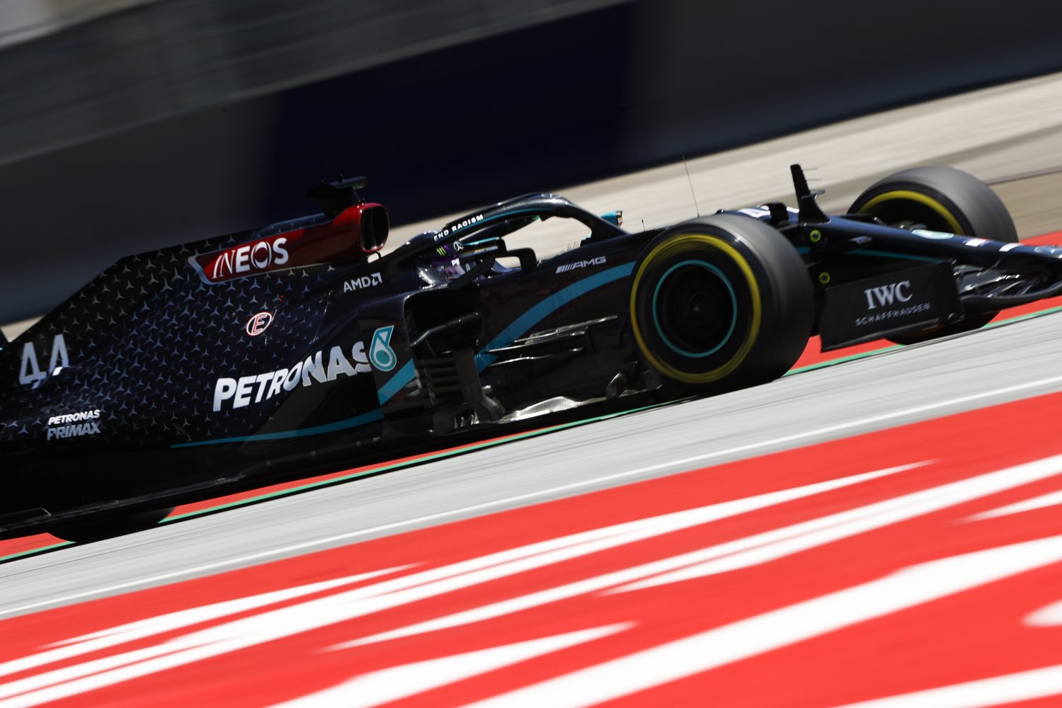 Hamilton: ‘Zitten er qua tempo vrij ver vanaf, dus hebben veel werk te doen’