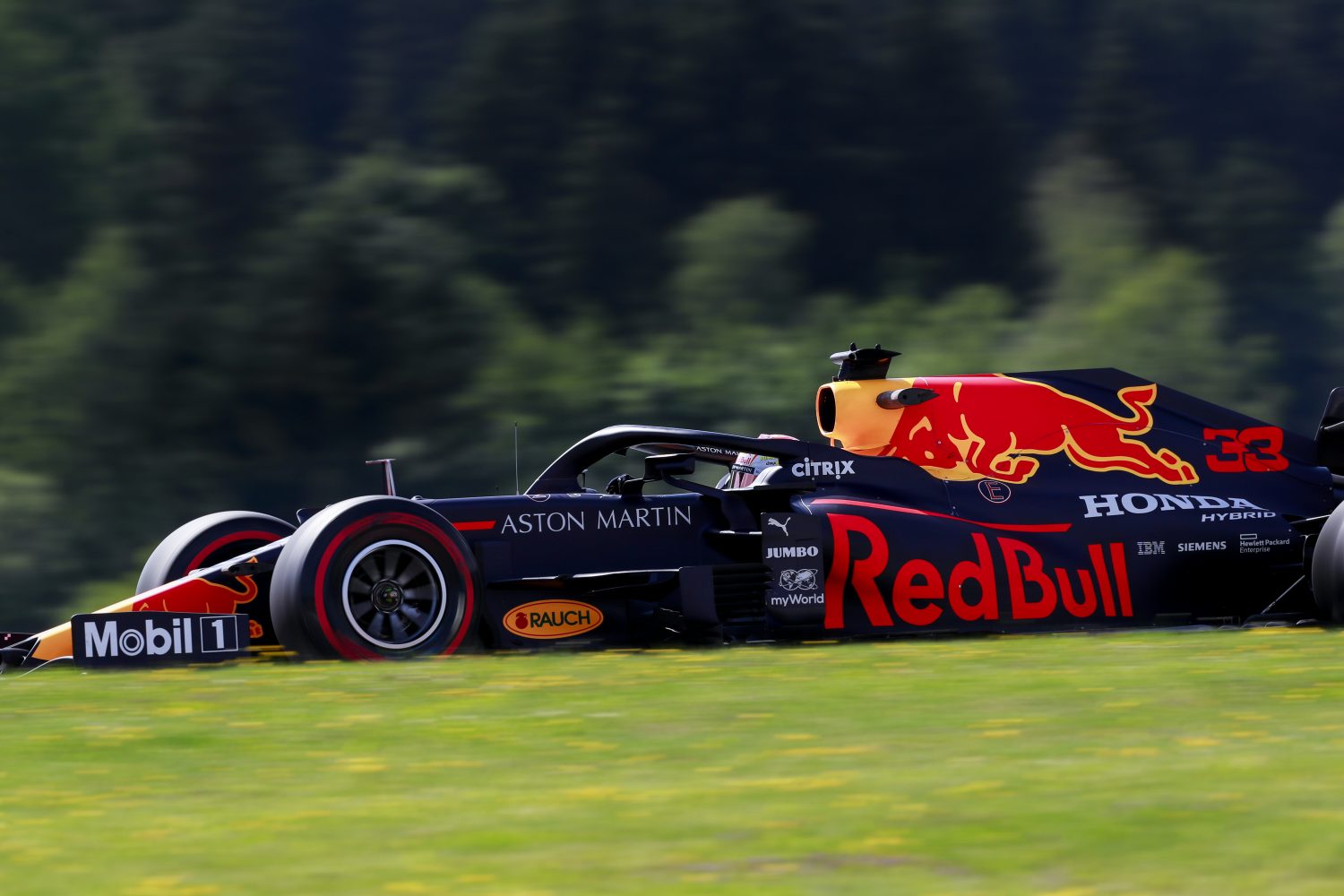 VT2: Verstappen bovenaan in training die mogelijk de grid bepaalt, harde crash Ricciardo