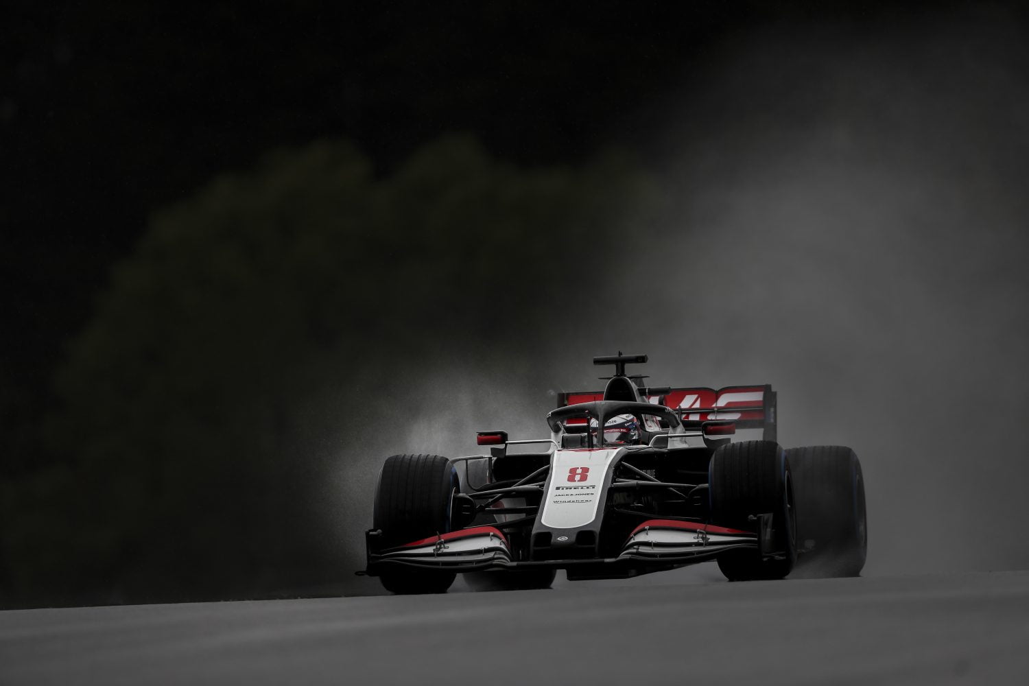 Grosjean start vanuit pitstraat na breken parc fermé-regels