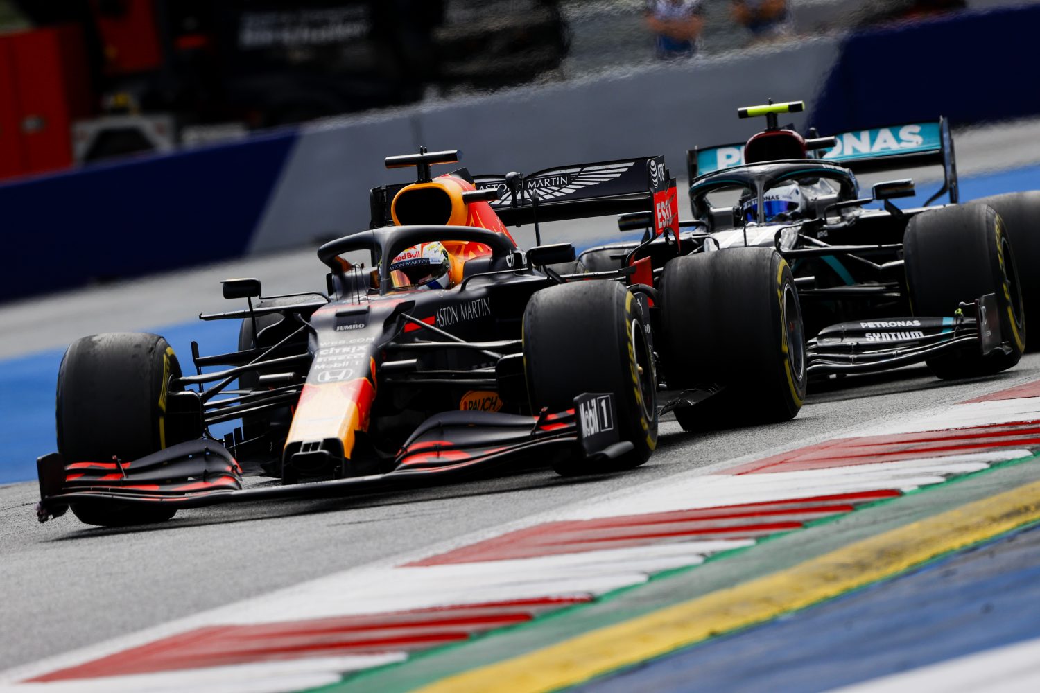 Brawn vol bewondering voor Verstappen: ‘Op puntje van m’n stoel bij gevecht met Bottas’