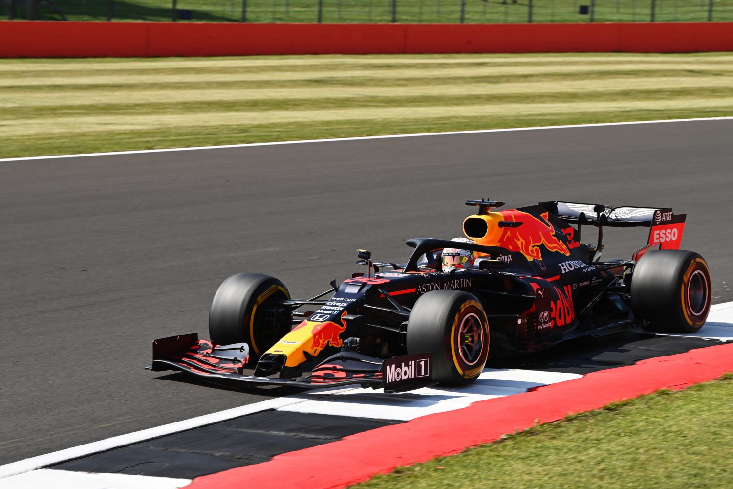 Verstappen tevreden over aftrap op Silverstone: ‘De auto werkt een stuk beter’