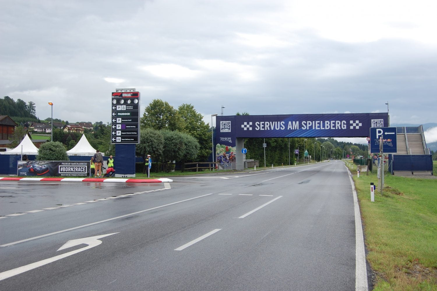 ‘Welcome Race Fans’, tot aan de poort: F1’s coronabubbel is ondoordringbaar