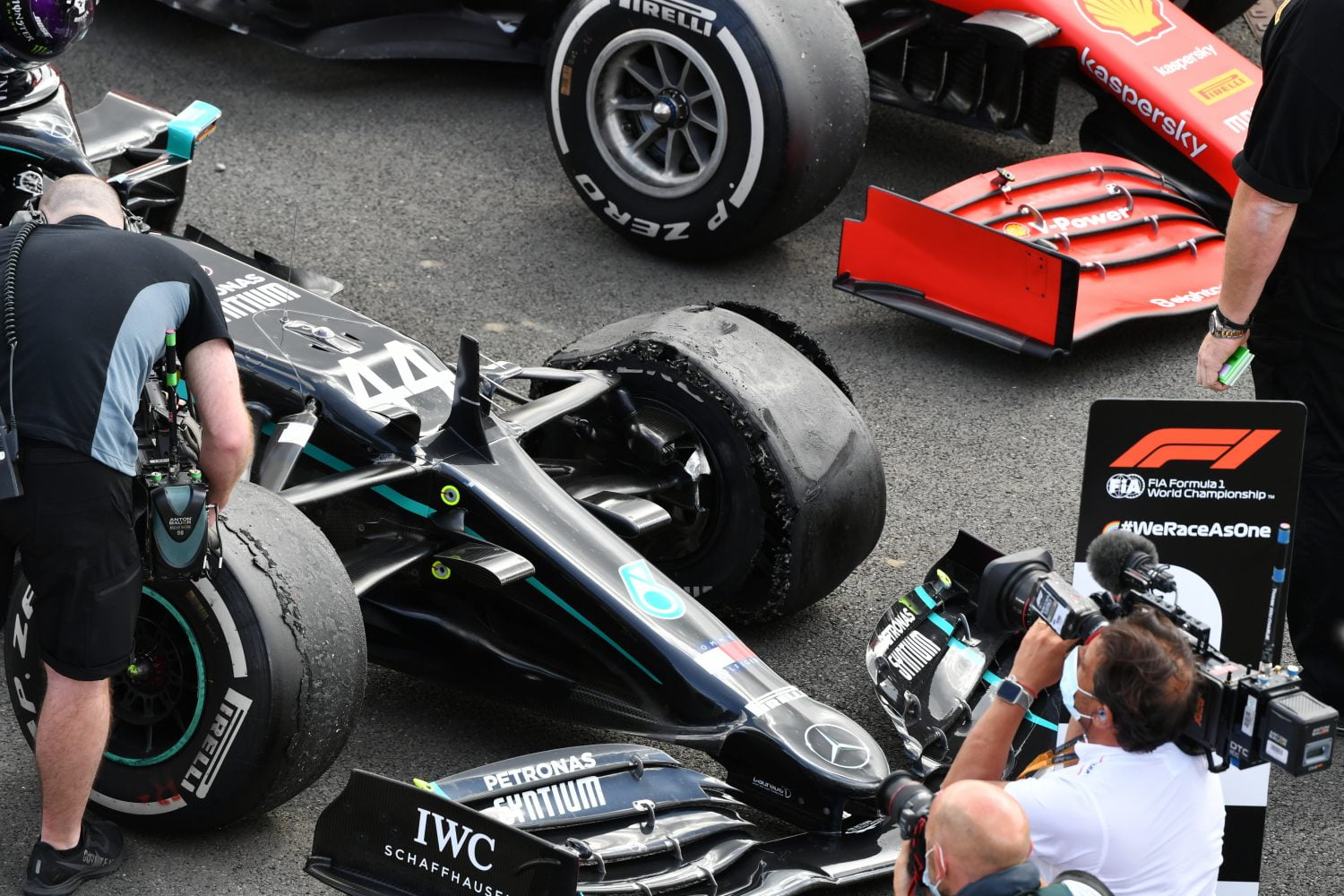 Silverstone past kerbstone bij Becketts aan om kans op lekke banden te verkleinen