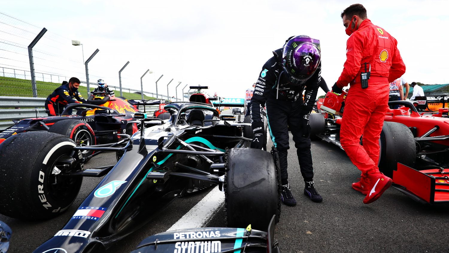 Hamilton wint op drie wielen: ‘Ik had bijna een hartverzakking, maar ik redde het gelukkig!’