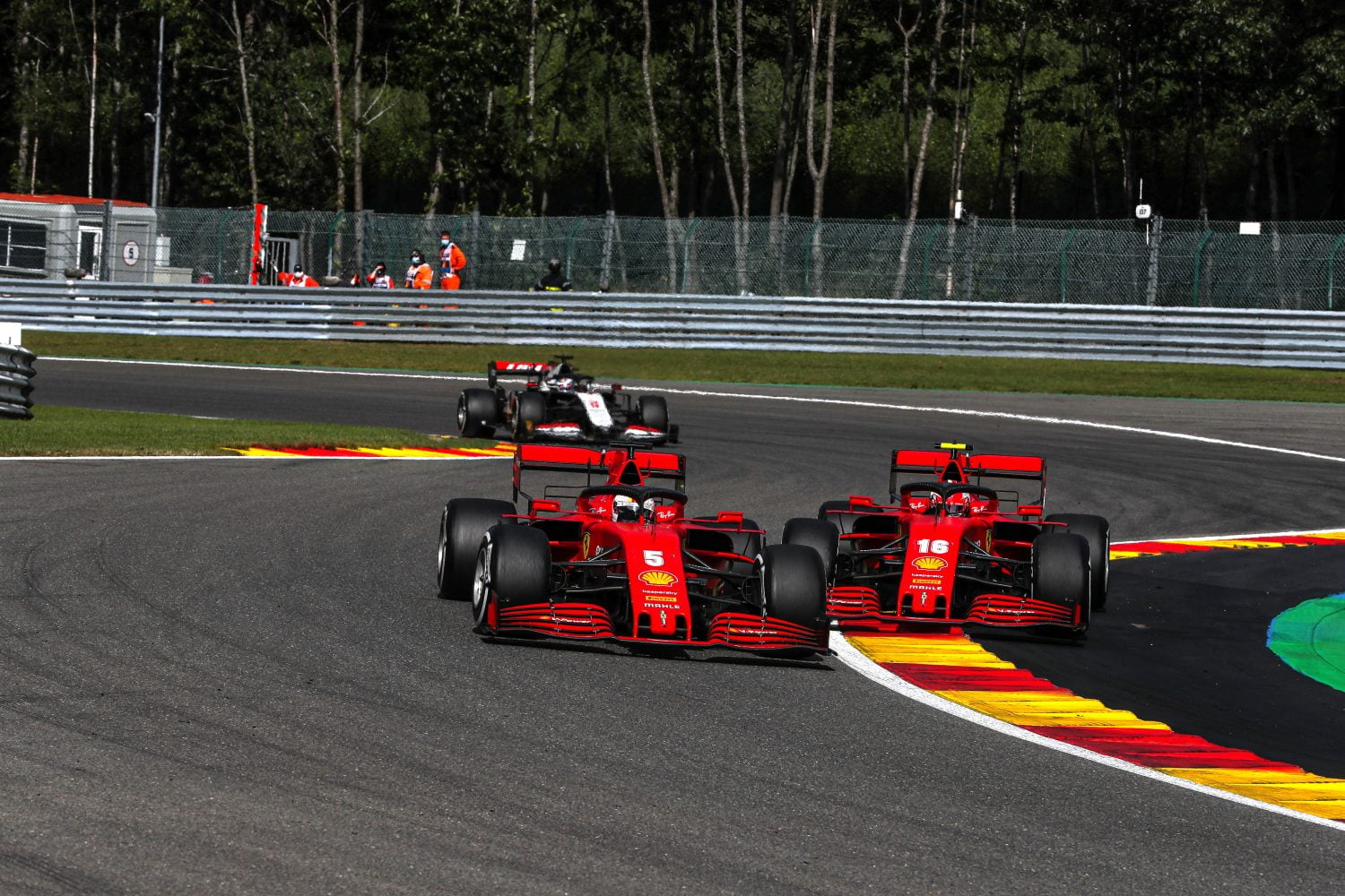 Overstuur: Ferrari is als een kaartenhuis in elkaar gestort