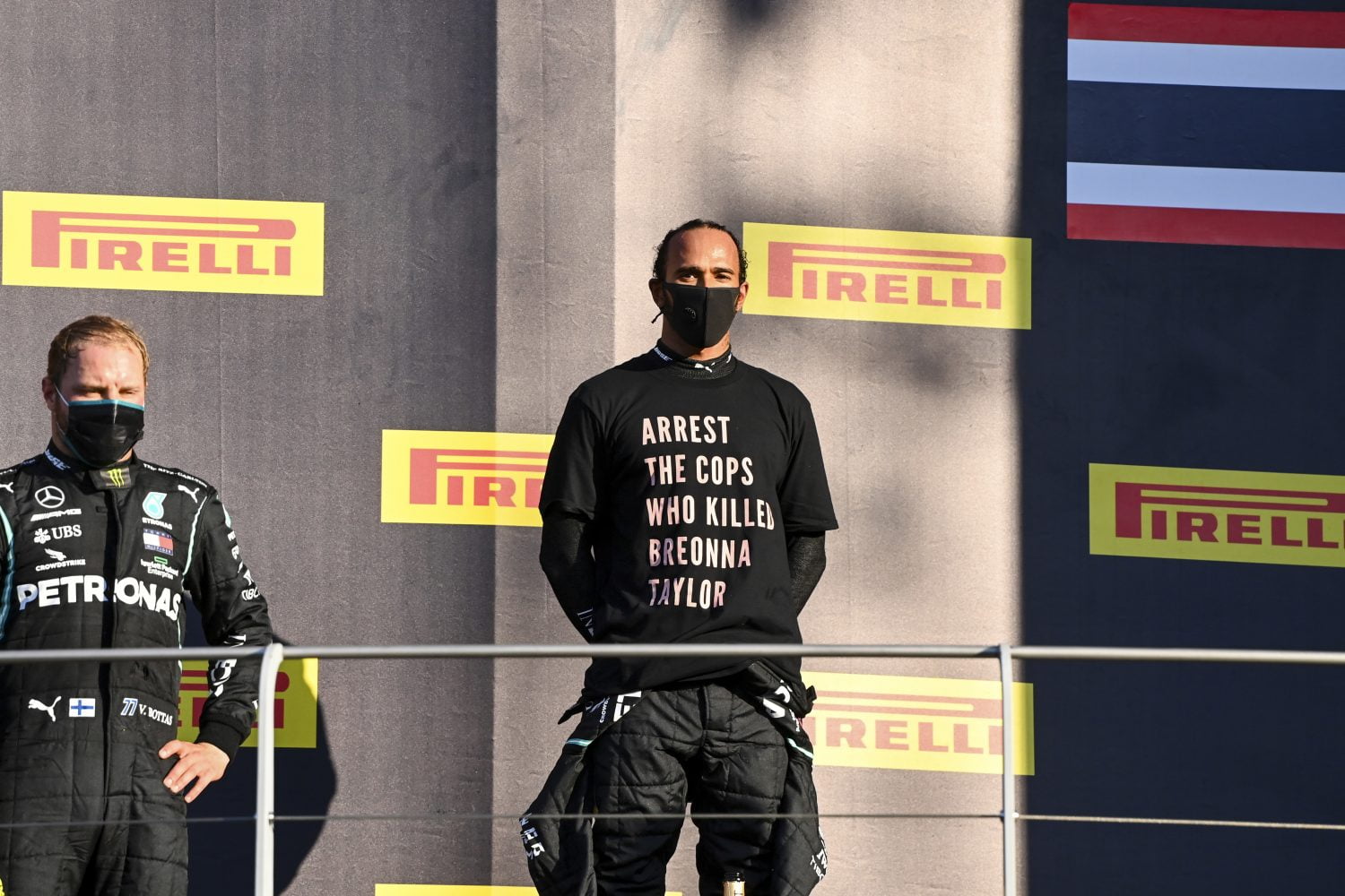 FIA verbiedt onofficiële kleding op podium, alleen teamkleding toegestaan