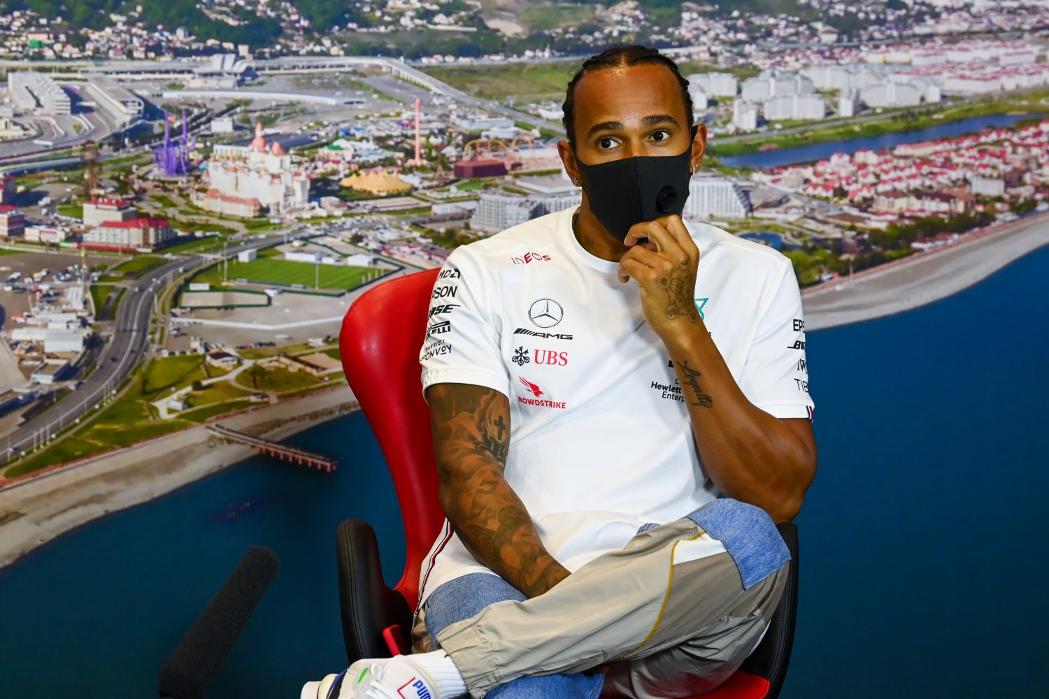 Hamilton heeft geen spijt van shirt op podium Mugello: ‘Ik volg mijn hart’