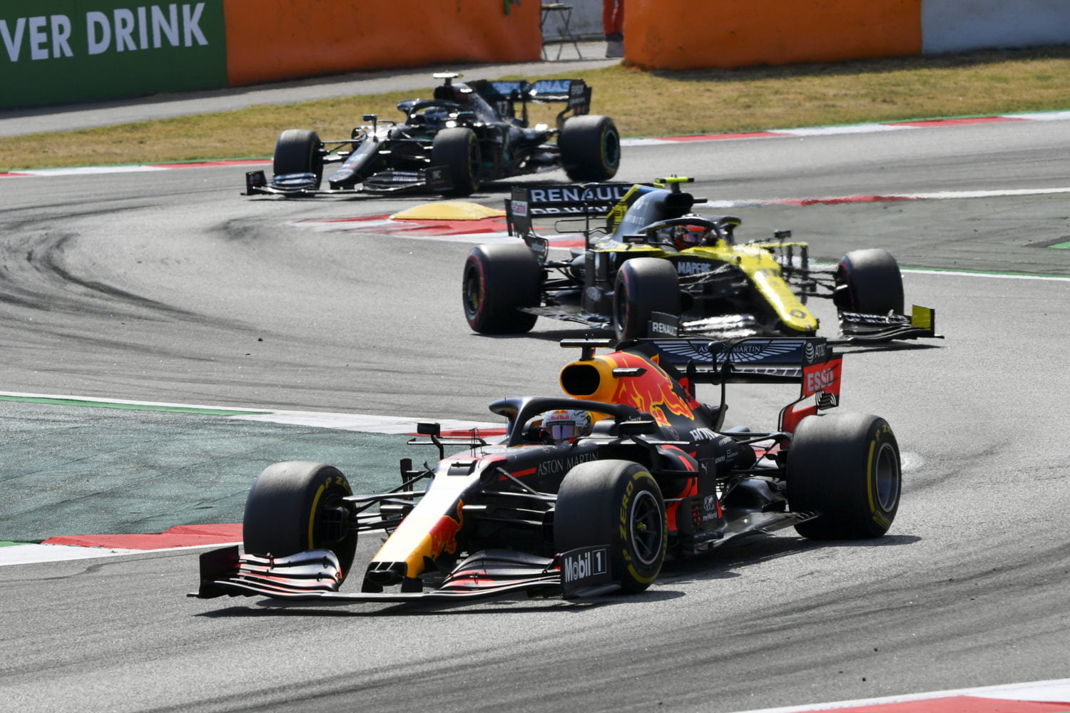 Ricciardo: ‘Barcelona moet de snelle laatste bocht weer gaan gebruiken’