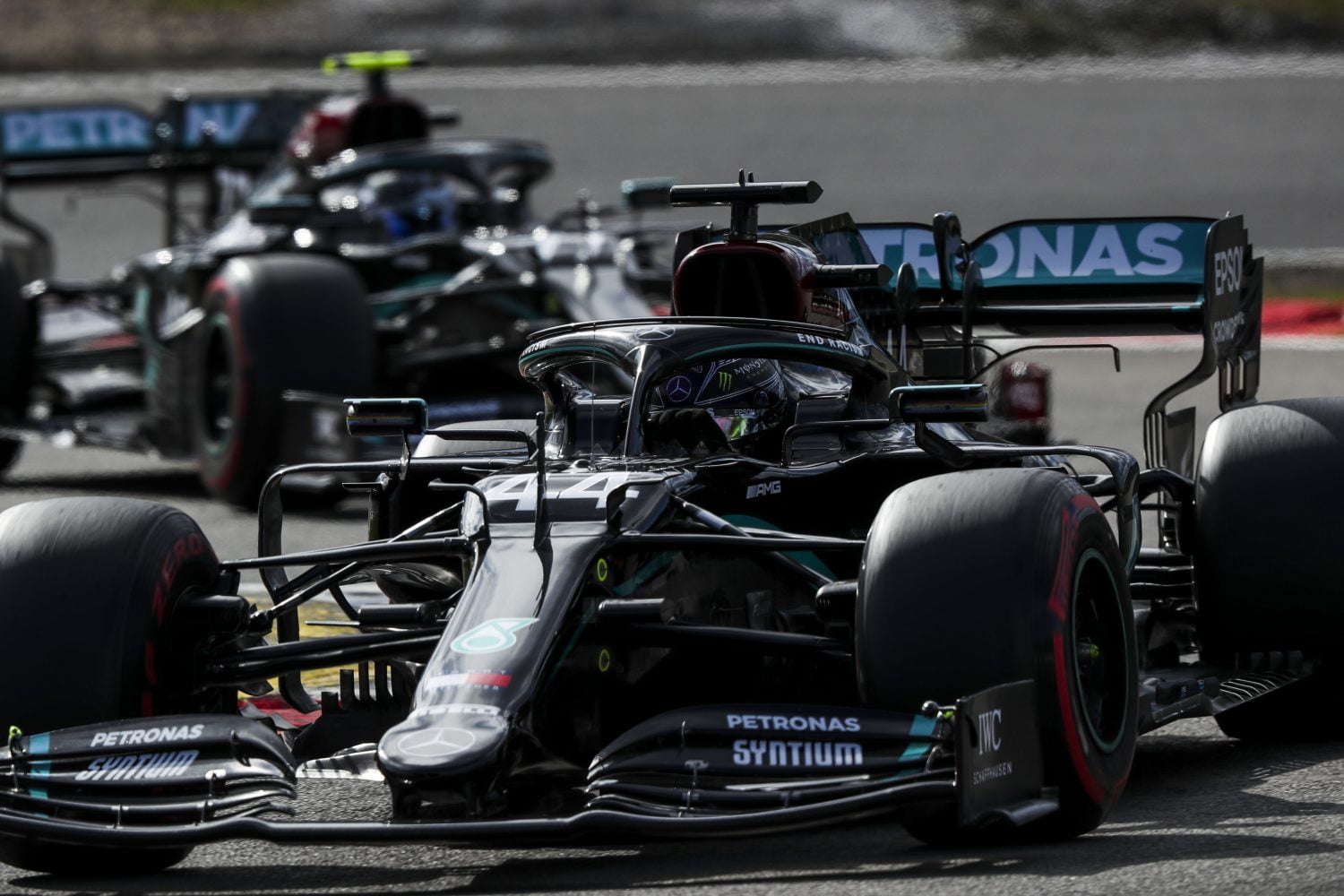 Hamilton wint enerverende GP Eifel, Verstappen en Ricciardo op podium