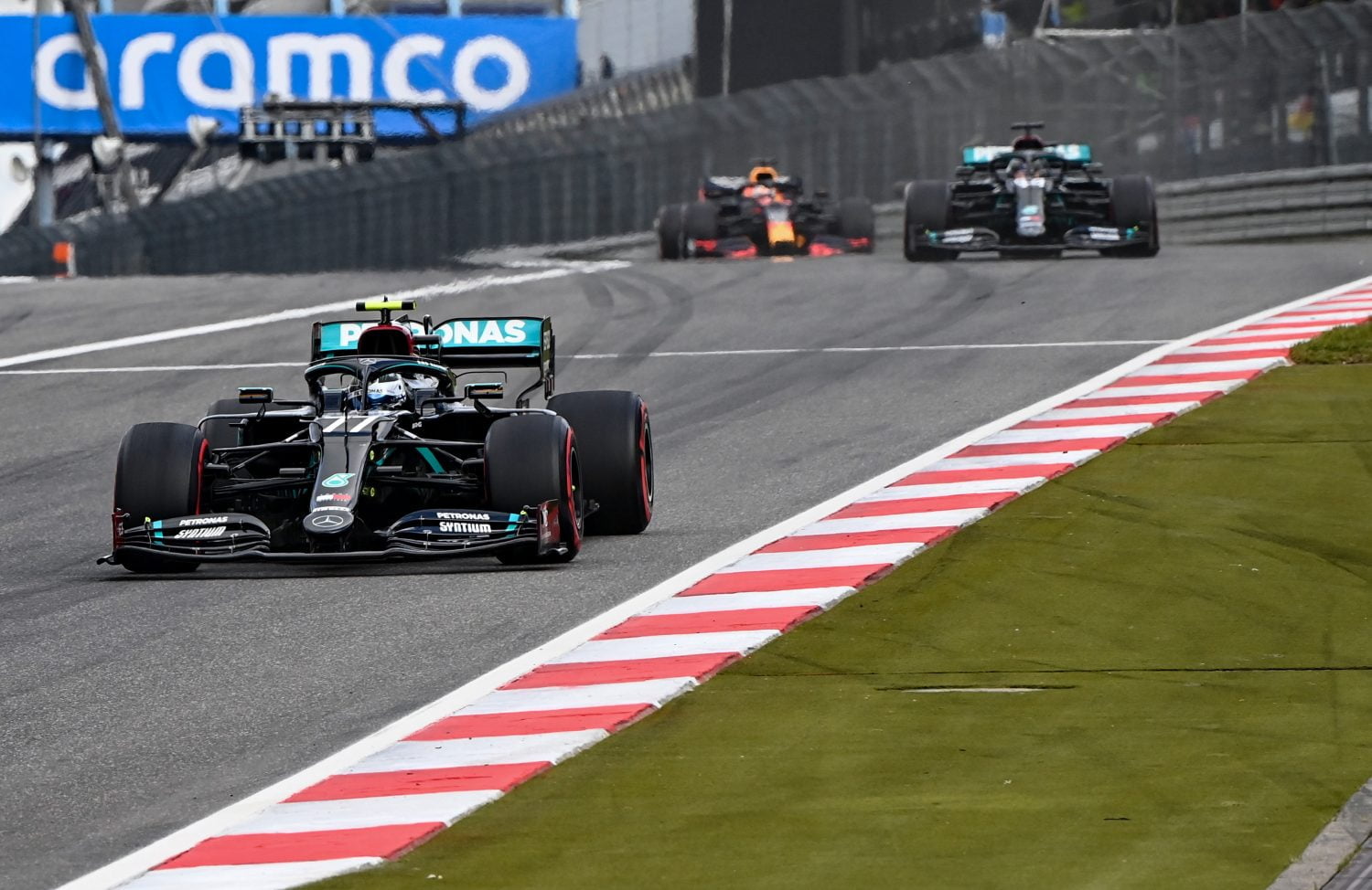 Mercedes heeft ontwikkeling 2020-auto ‘al lang’ gestopt: ‘Ook daarom loopt Red Bull in’
