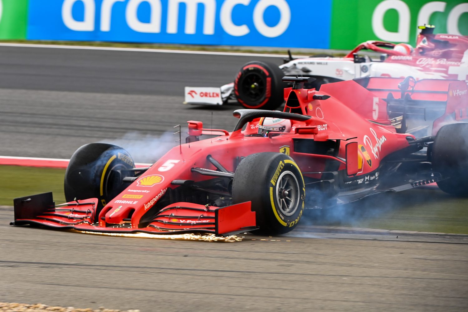 Vettel voor eigen publiek in de fout: ‘Nam misschien wat te veel risico’