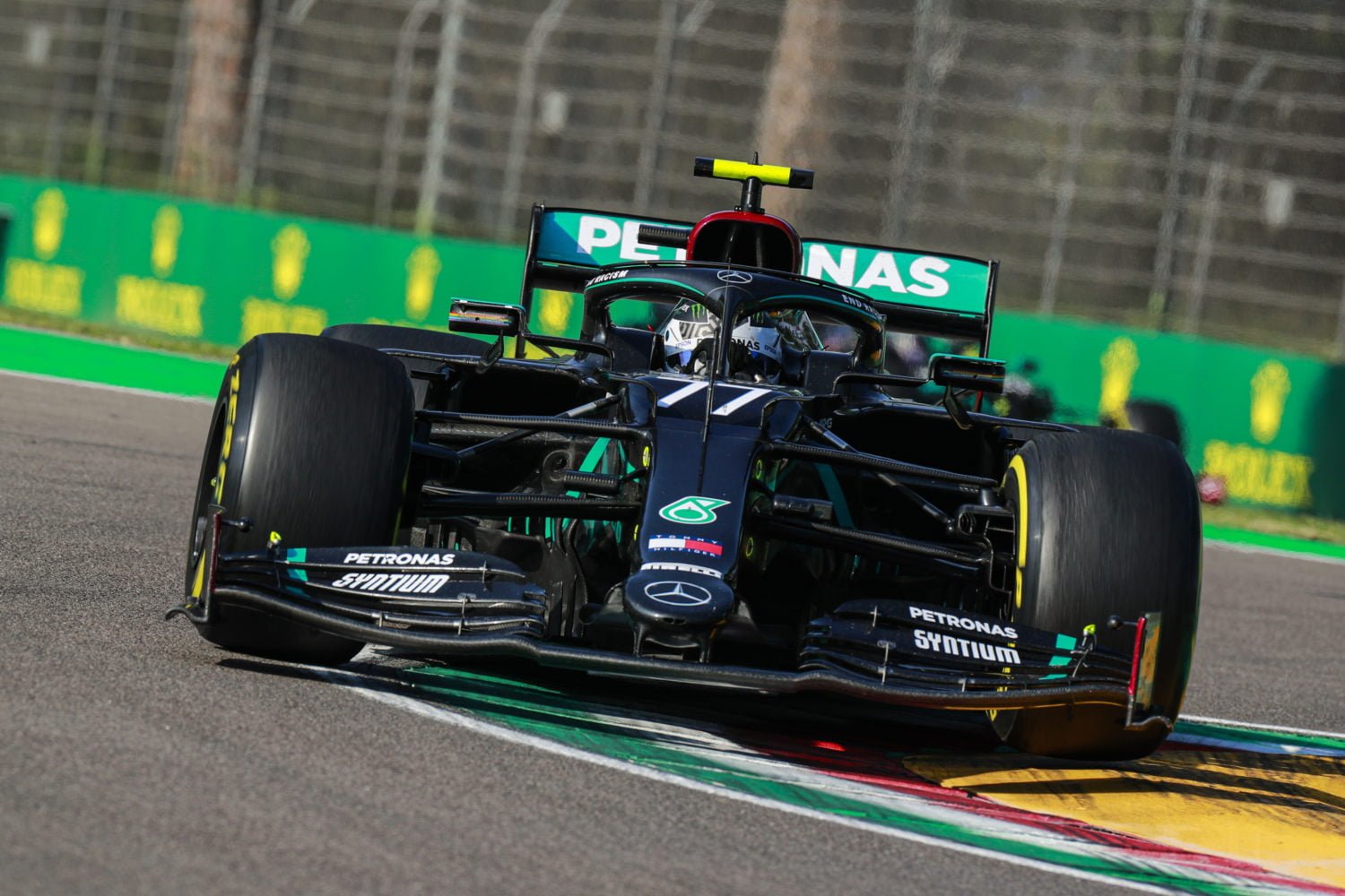 Bottas verslaat Hamilton in strijd om pole op Imola, Verstappen derde