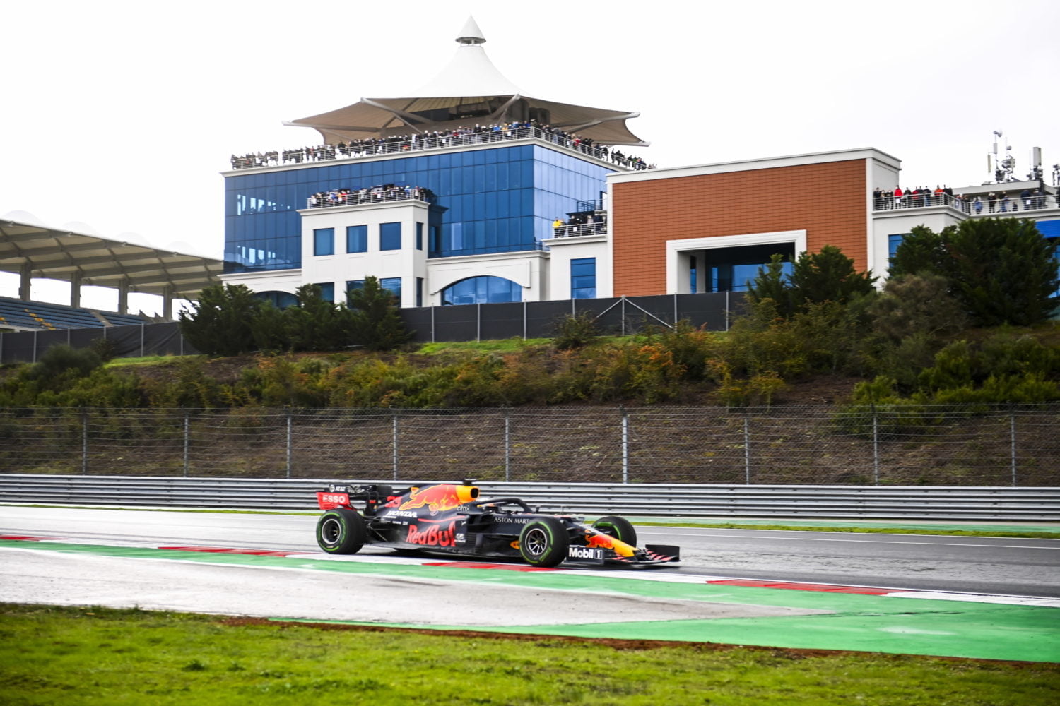 Oorverdovende radiostilte bij Verstappen na afloop van de race