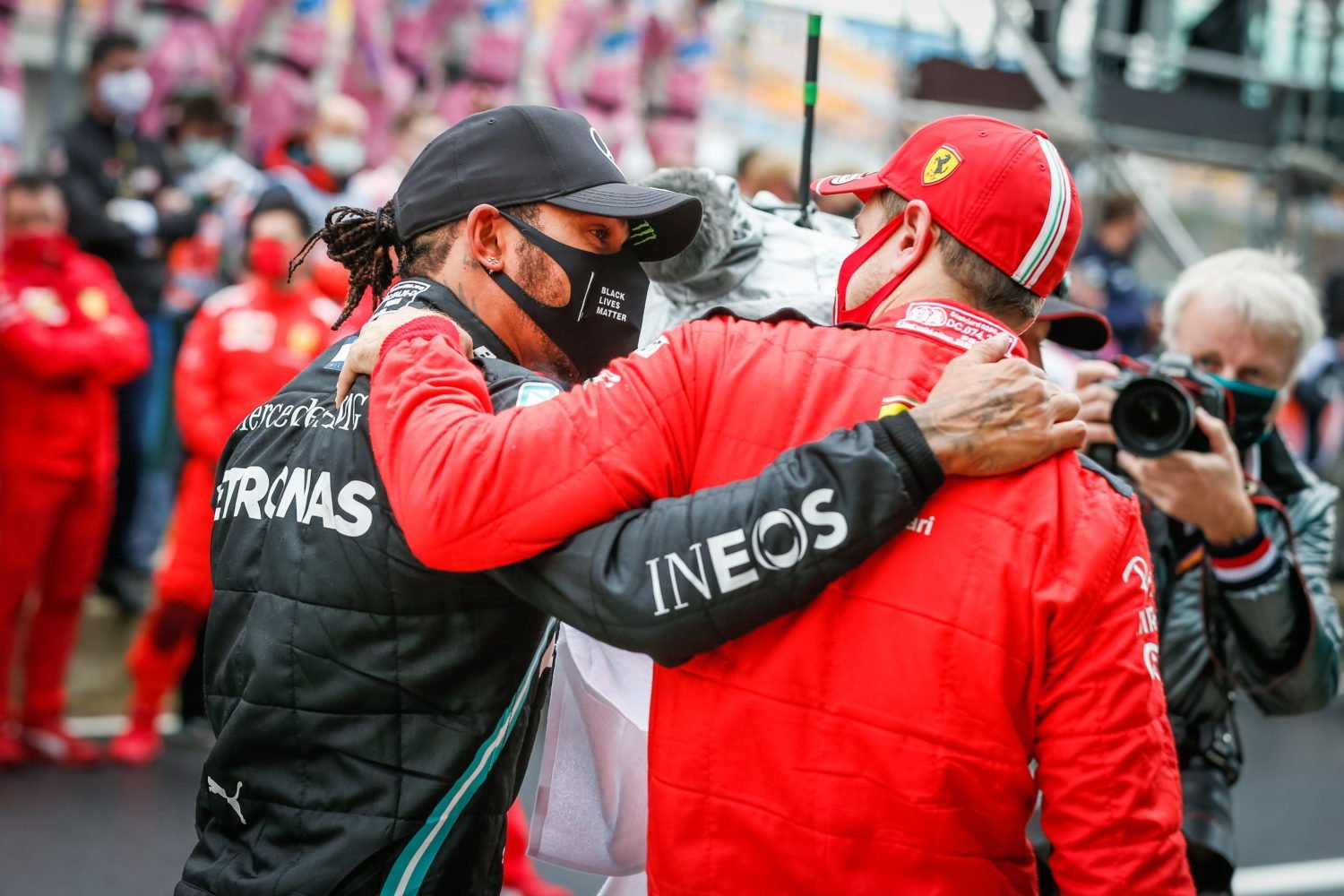 Paddockpraat: Over Lewis’ 7e, spinnende Max, sportieve Seb en Tilke’s snelwegasfalt
