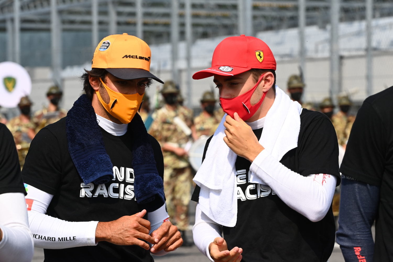Sainz maakt z’n borst alvast nat: ‘Leclerc is momenteel één van de beste coureurs’