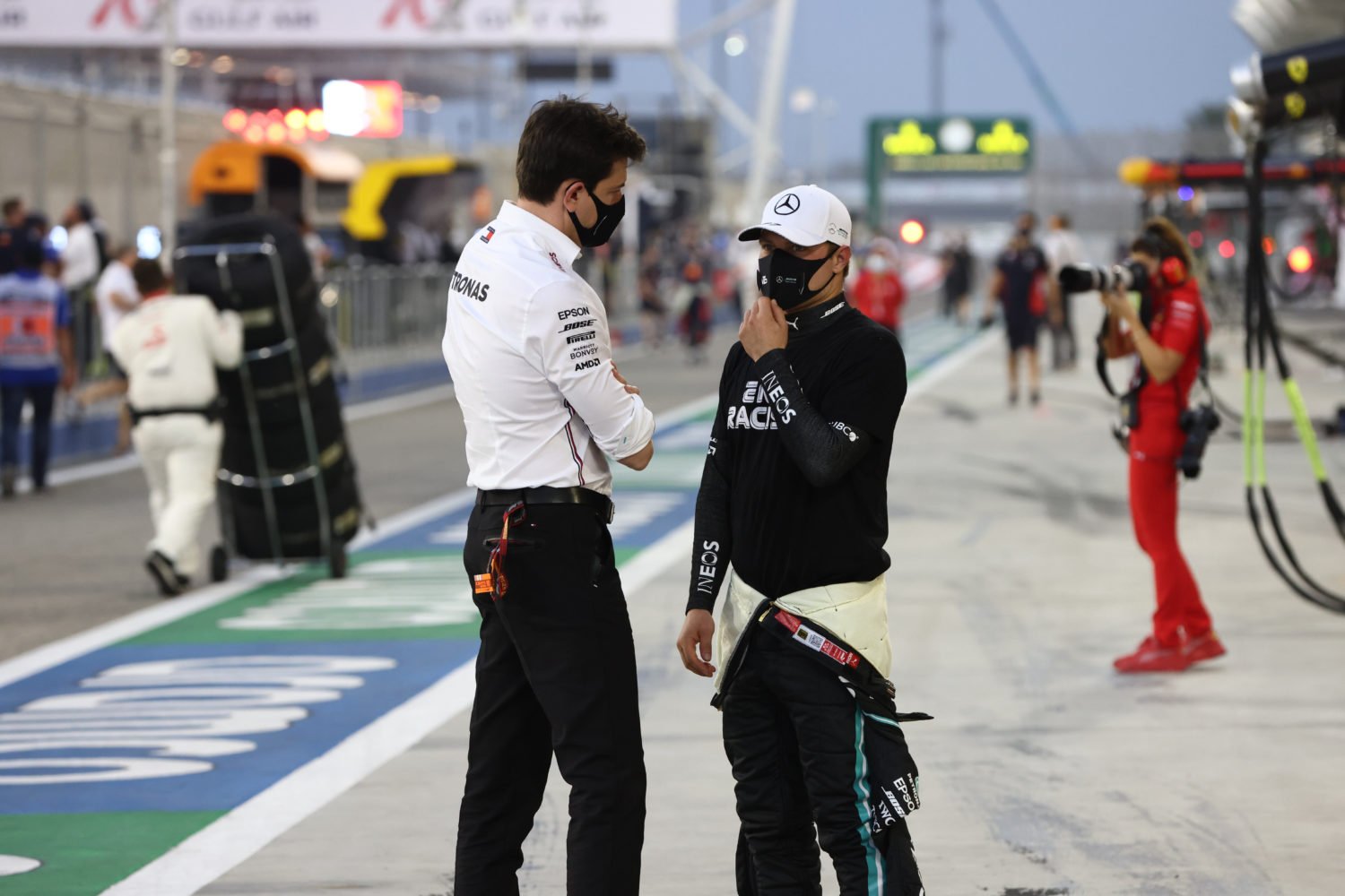 Wolff: ‘Mogen niet slingeren tussen uitbundigheid en depressie als we coureurs beoordelen’