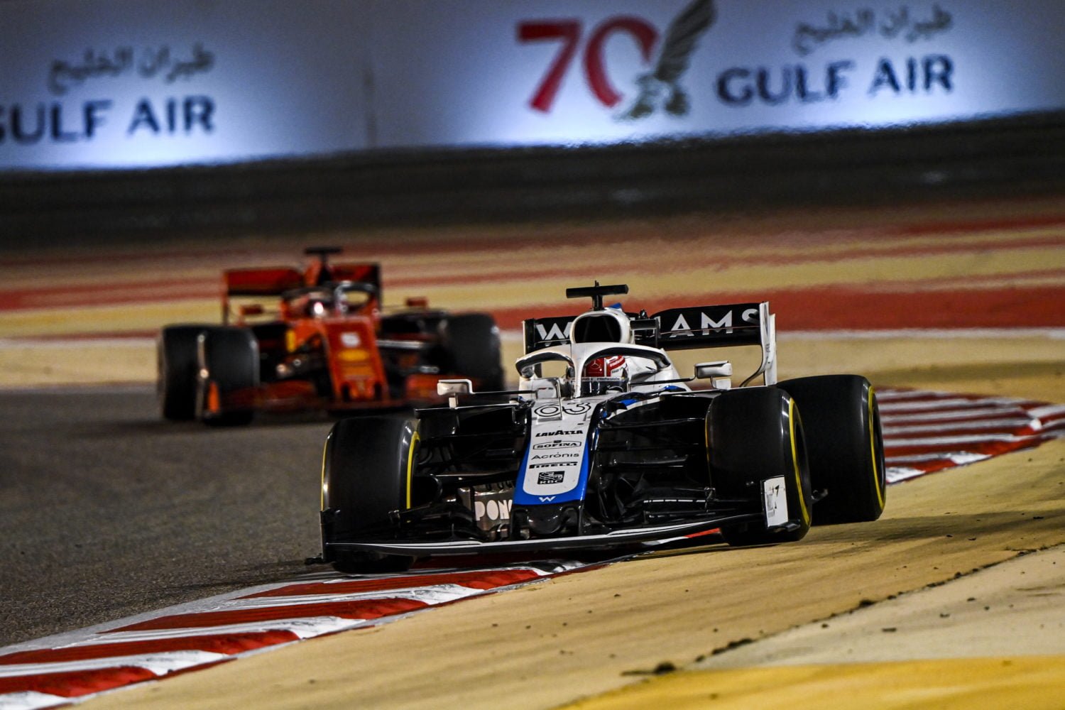 Russell voelt zich een betere coureur door gevechten met Vettel: ‘Geweldige les’