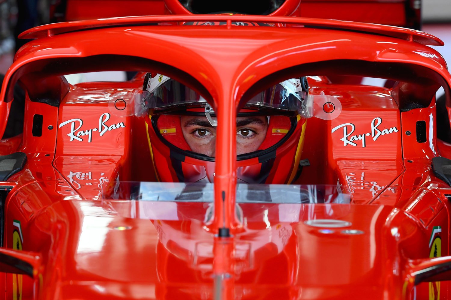 In beeld: Carlos Sainz maakt op Fiorano eerste meters als Ferrari-coureur, toont helmdesign
