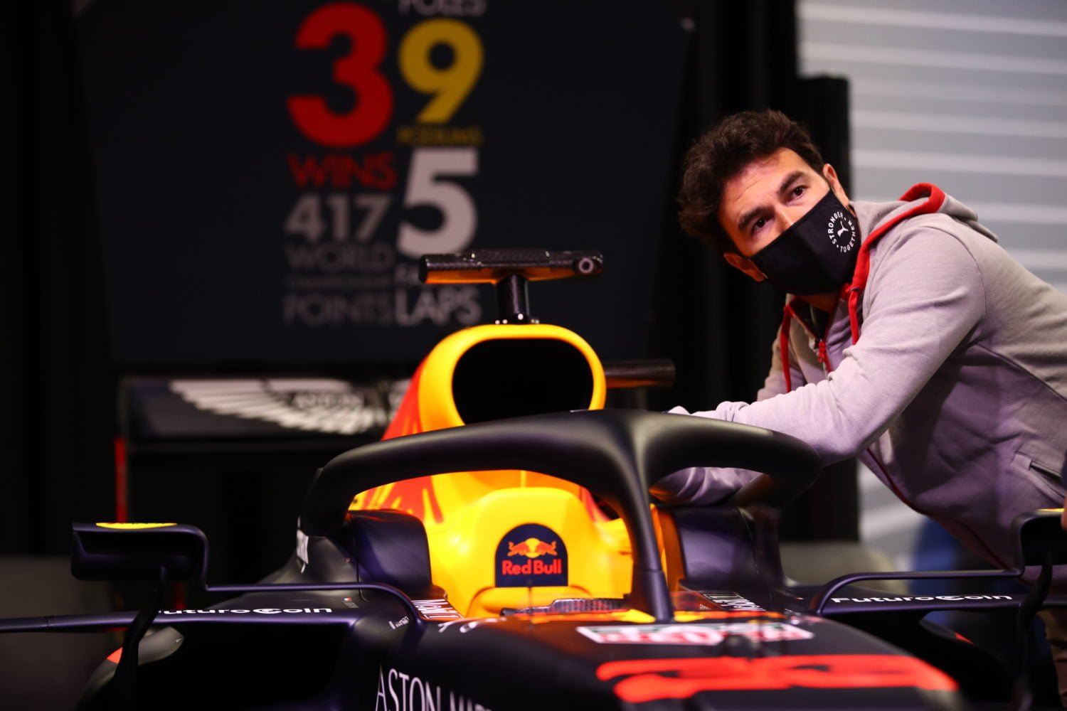Pérez maakt zich op voor teamstrijd met Verstappen: ‘Hij is één van de beste coureurs’
