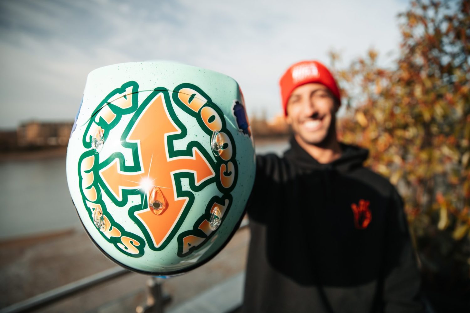 In beeld: Ricciardo toont helmdesign voor 2021