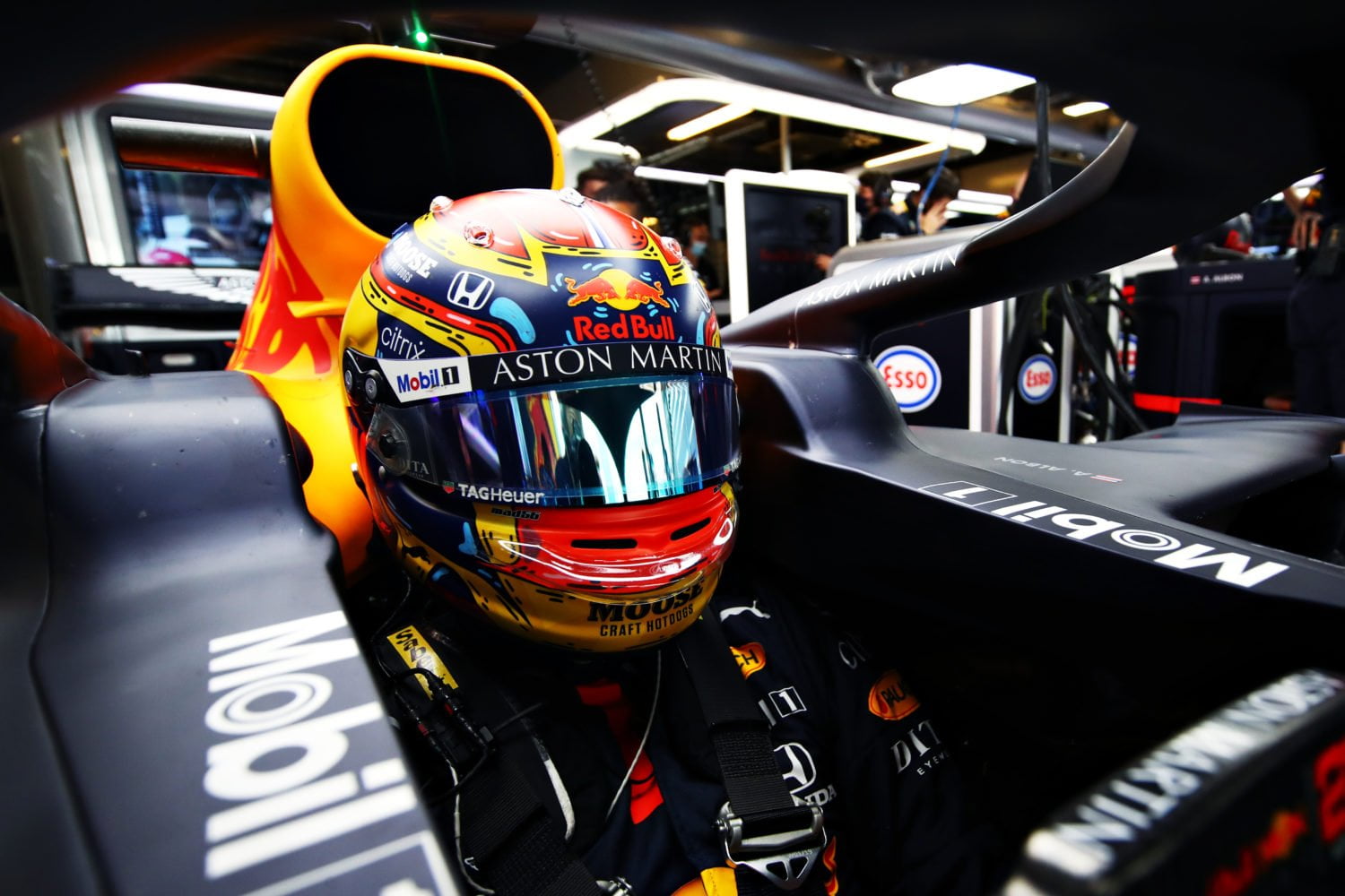 Albon hard aan het werk in simulator om betere B-versie te maken van ‘lastige RB16’