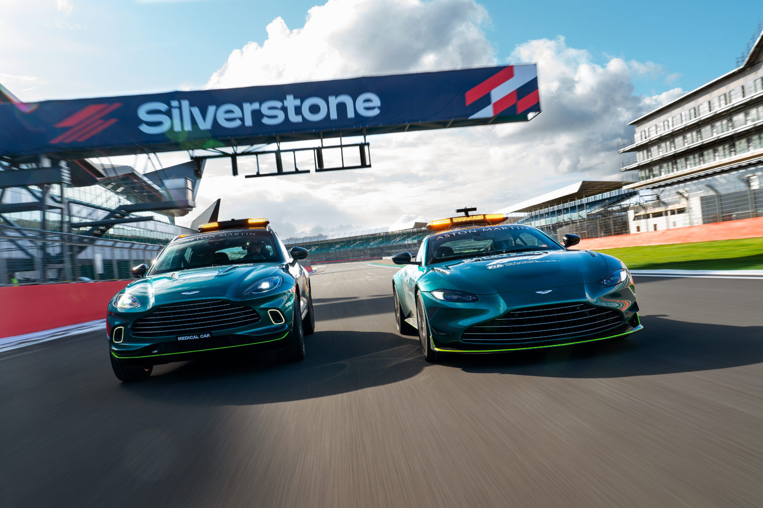 Aston_Martin_VantageDBXOfficial_Safety_and_Medical_cars_of_Formula_One01