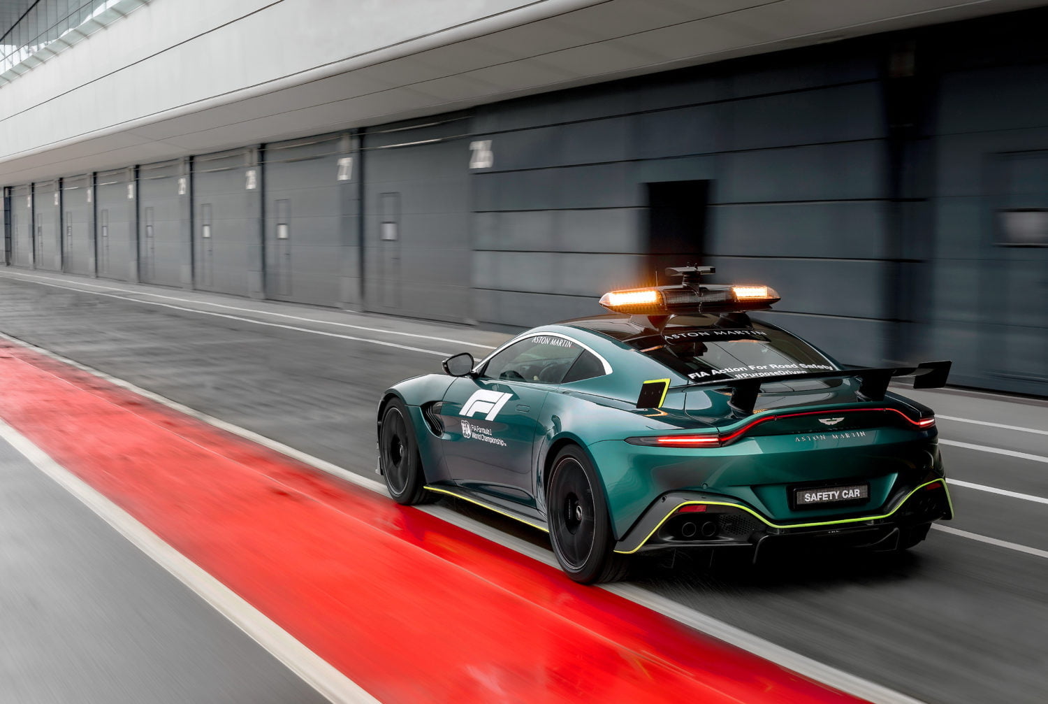 Aston_Martin_VantageOfficial_Safety_Car_of_Formula_One02