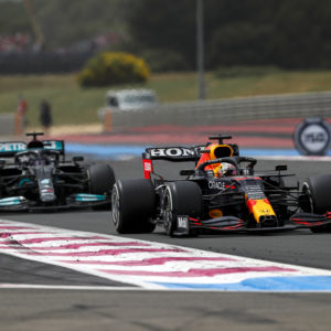Hamilton en Verstappen vechten het uit in de Franse GP.