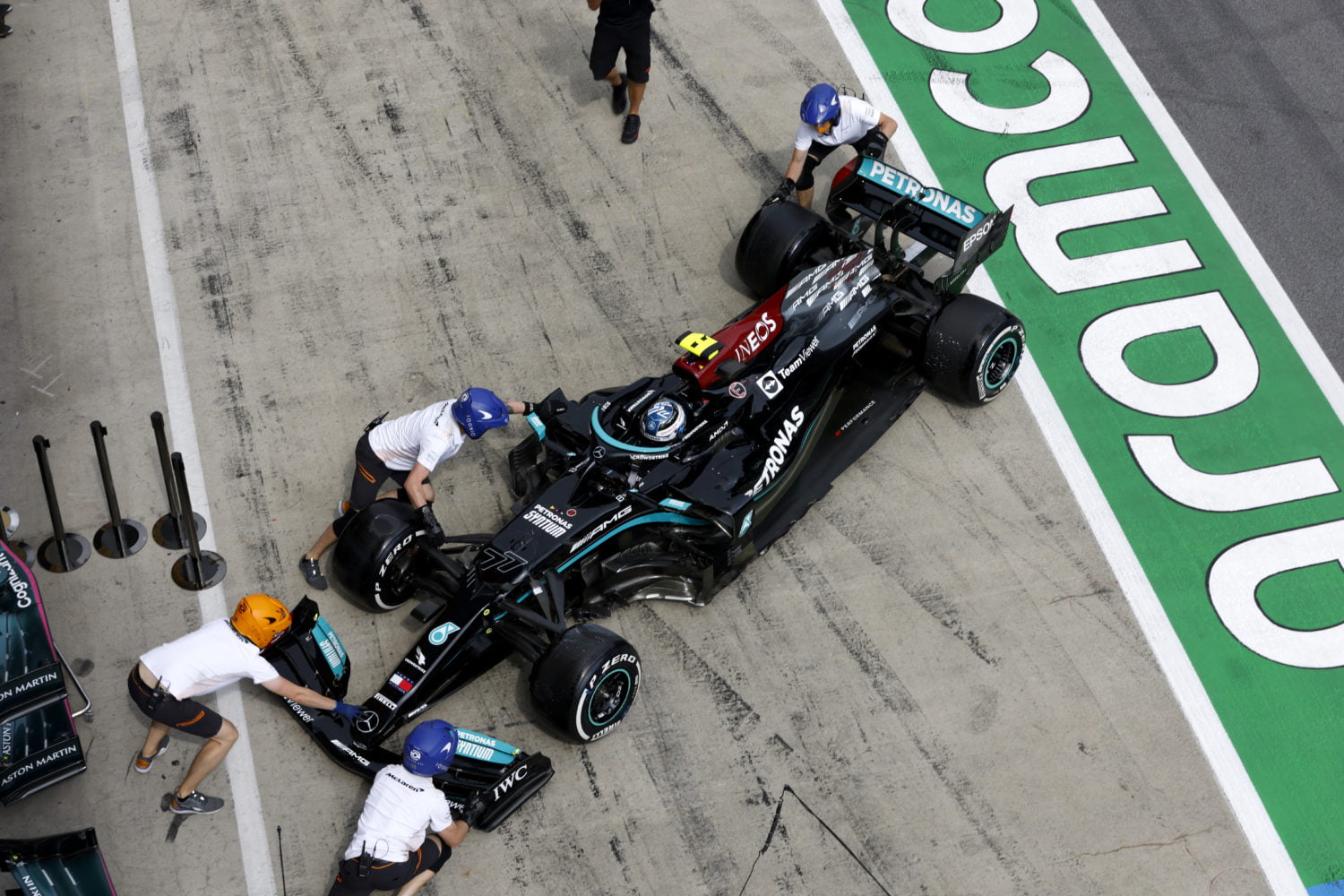 Valtteri Bottas spinde in de pitstraat, wat hem op een gridstraf kwam te staan.