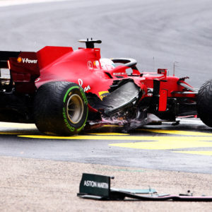 De zwaar gehavende Ferrari van Leclerc in Hongarije, waarbij de motor 'onherstelbaar beschadigd' raakte.