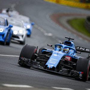 Alonso in de Formule 1-auto van Alpine op Le Mans.